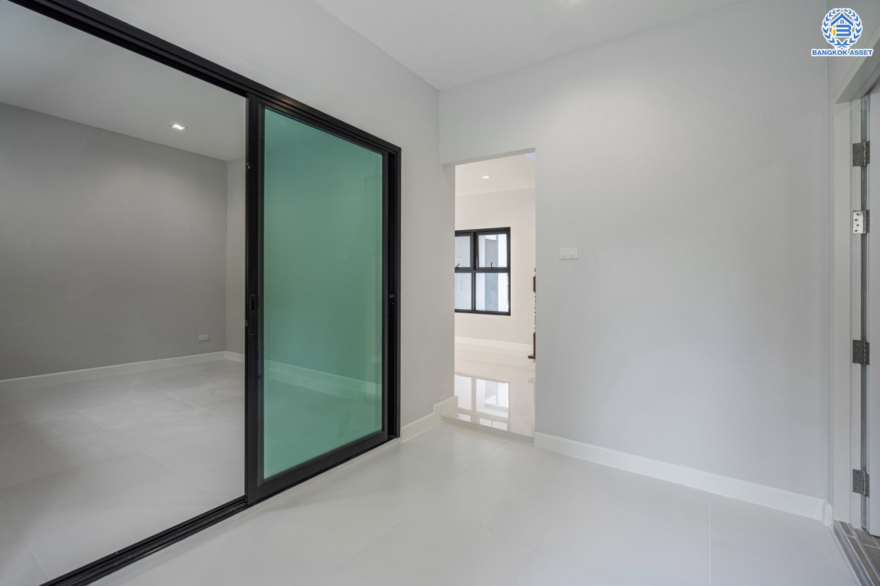 บ้านมือสองตกแต่งใหม่ ม.บ้านชมเพลิน เพชรเกษม หลังมุม เนื้อที่ 122 ตร.ว. ฟังก์ชันครบ 3 ห้องนอน 3 ห้องน้ำ 1 ห้องอเนกประสงค์ 2 ที่จอดรถ บนทำเลศักยภาพ เชื่อมต่อหลายเส้นทาง ใกล้เดอะมอลล์บางแค และรถไฟฟ้าสายสีน้ำเงิน "สถานีหลักสอง" รายล้อมด้วยสิ่งอำนวยความสะดวกครบครัน